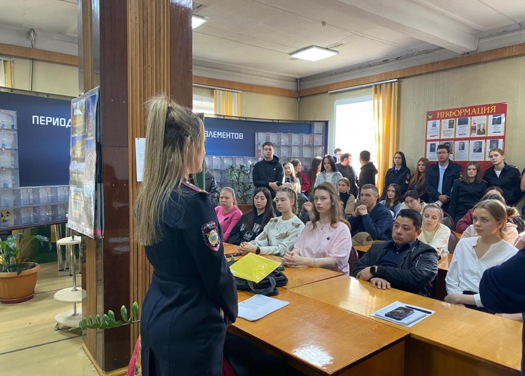 В Артеме Приморского края полицейские и представители общественного совета проводят Уроки профориентации «Такая работа»