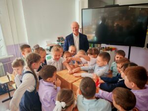 Администрация школы №10 города Артёма выражает искреннюю благодарность, депутату Думы Олегу Васильевичу Ледовских