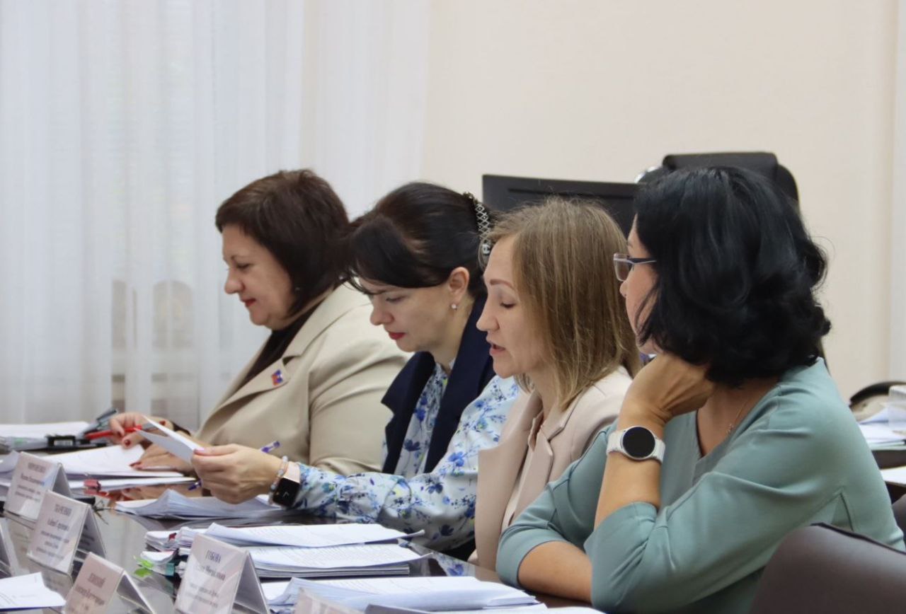 Корректировки в городской Устав рассмотрели депутаты на заседании комиссии по законности