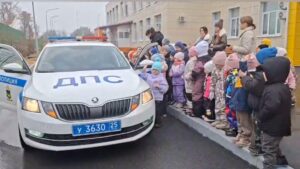 В Артеме Приморского края Госавтоинспекторы напомнили воспитанникам детского сада о соблюдении Правил дорожного движения