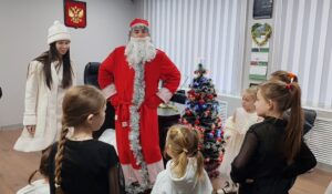 В Приморском крае Полицейский Дед Мороз подарил юным артемовцам путешествие в страну зимних приключений