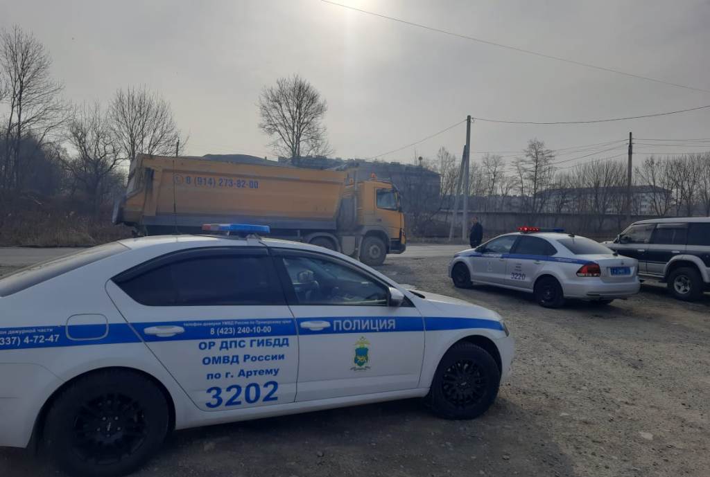 В Артеме Госавтоинспекторы привлекли к административной ответственности 25 водителей грузового транспорта