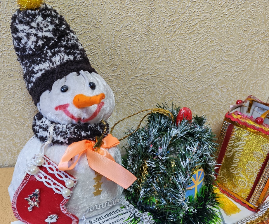 В Артеме Приморского края полицейские и представители Общественного совета подвели итоги конкурса новогодней игрушки