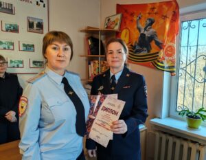 В Артеме Приморского края проходит выставка творческих работ ветеранов МВД «Талант не уходит в отставку»