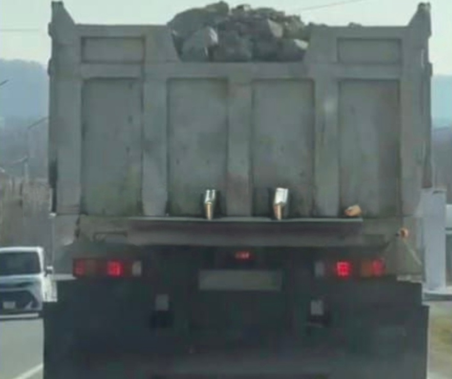 В Артеме полицейские разыскали и привлекли к ответственности водителя грузового автомобиля, нарушившего правила перевозки груза