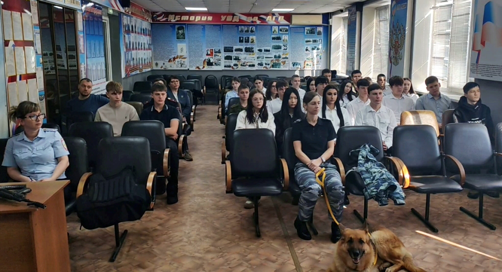 В Артеме Приморского края полицейские и общественники провели Урок мужества для школьников из правоохранительного класса