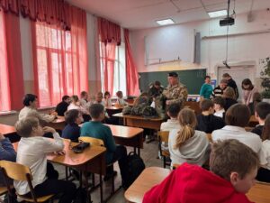 В школе №3 прошёл мастер-класс по плетению тактических браслетов