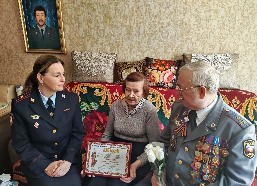 В Артеме Приморского края полицейские и общественники проводят социальную акцию «8 марта – В каждый дом»