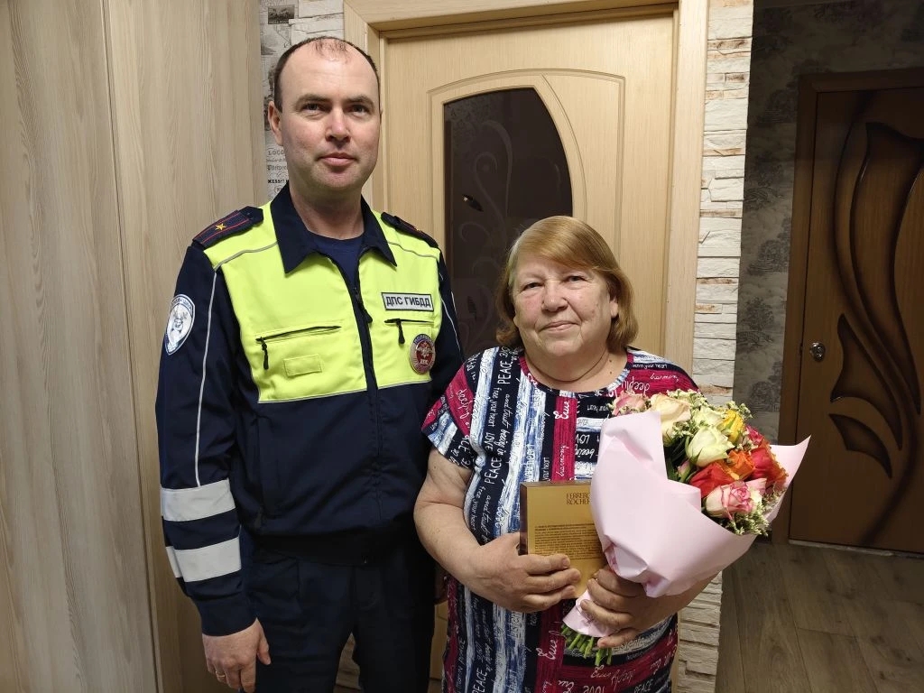 В Артеме сотрудники Госавтоинспекции навестили маму коллеги, погибшего при исполнении служебного долга