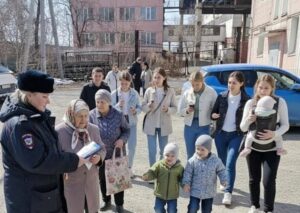 В Артеме полицейские проводят профилактические мероприятия и рассказывают о наиболее распространенных способах обмана граждан дистанционными мошенниками