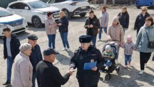 В Артеме участковый уполномоченный полиции напомнила жителям административного участка, как не попасться в сети мошенников