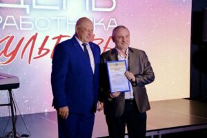 Заместитель председателя Думы Виктор Крючков поздравил работников культуры