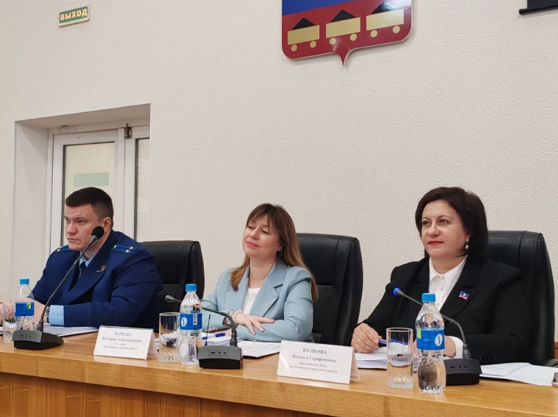 Первую в этом году корректировку бюджета утвердили депутаты сегодня на заседании Думы