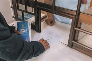 Житель Артема, думая, что помогает разоблачить аферистов, перевел мошенникам крупную денежную сумму, взятую в кредит