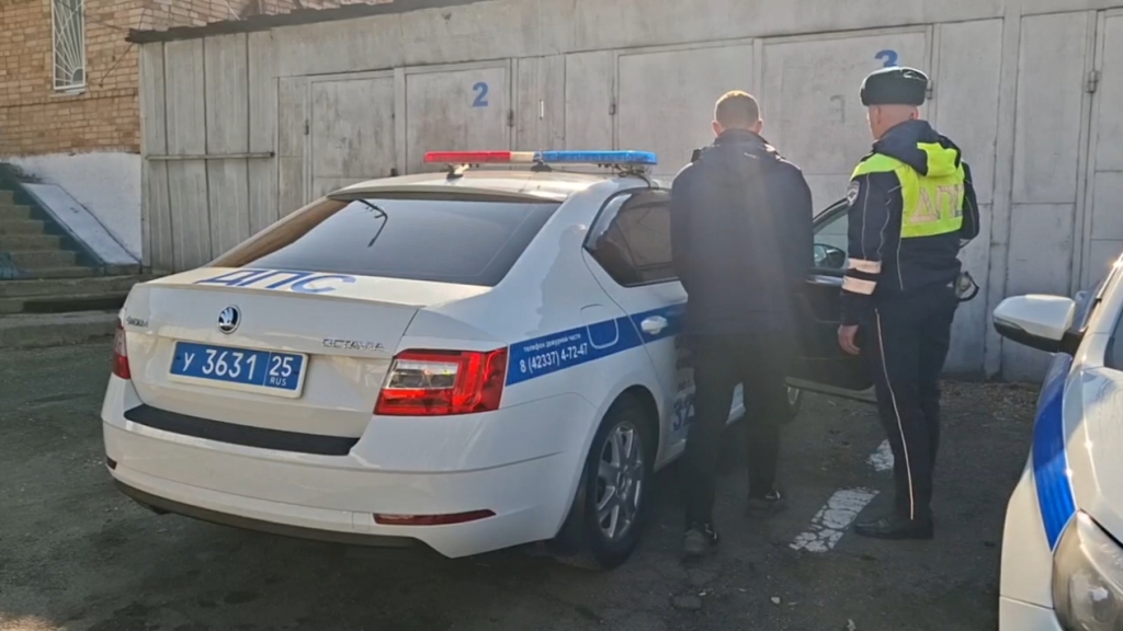 В Артеме Приморского края сотрудники Госавтоинспекции пресекли езду мотоциклиста, грубо нарушившего Правила дорожного движения