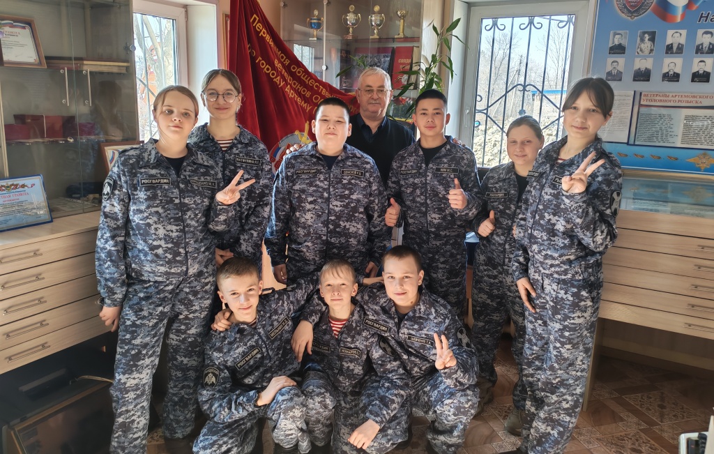 В Артеме Приморского края полицейские и ветераны органов внутренних дел проводят патриотические уроки для школьников