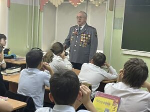 В Артеме Приморского края полицейские и ветераны МВД проводят уроки профориентации для школьников под названием «Такая работа»