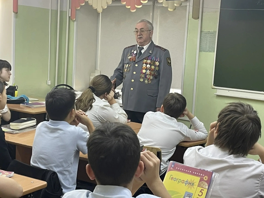 В Артеме Приморского края полицейские и ветераны МВД проводят уроки профориентации для школьников под названием «Такая работа»