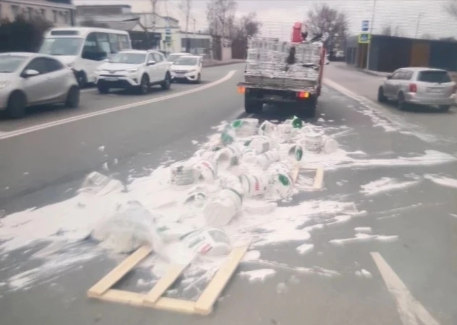 В Артеме Госавтоинспекторы привлекли к административной ответственности водителя грузовика, из которого строительный материал выпал на дорогу