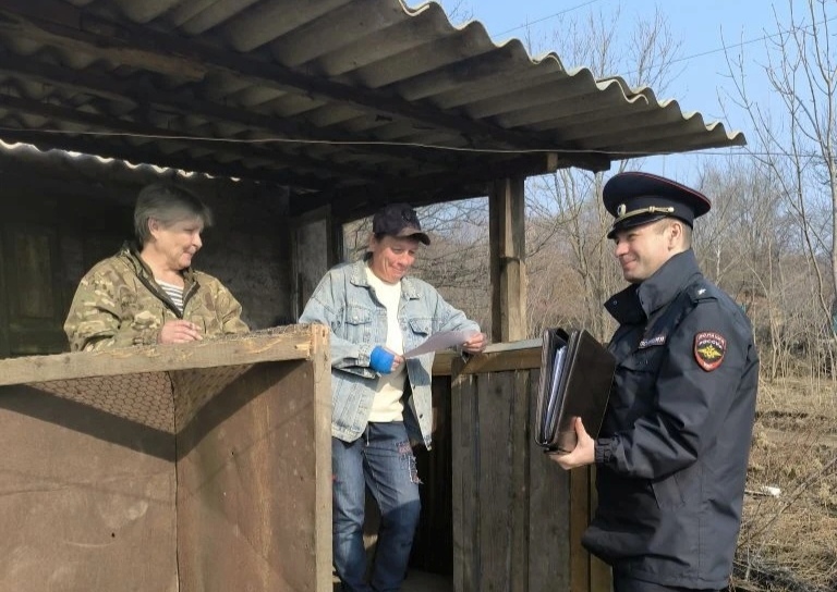 В Артеме полицейские напоминают, как не стать жертвой телефонных мошенников.  Только за три месяца текущего года 96 артемовцев пополнили счета мошенников