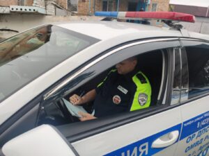 В Артеме полицейские привлекли к административной ответственности подростка и его родителей за управление автомобилем несовершеннолетним