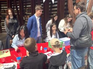 Активисты Молодежного парламента при Думе города Артёма в День труда провели викторину и мастер-класс для гостей праздника