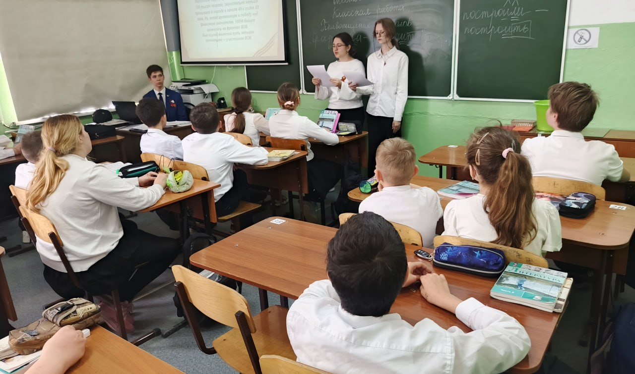 Активисты Молодёжного парламента при Думе города Артёма провели патриотические уроки в школах