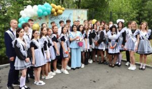 Последний звонок для выпускников прозвенел во всех артёмовских школах