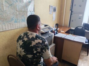В Артеме участник дорожного конфликта, подозреваемый в хулиганских действиях, доставлен в отдел полиции