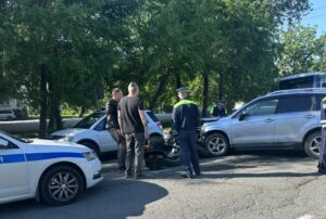 Госавтоинспекция Артема устанавливает обстоятельства ДТП с двумя пострадавшими. Приморцам напоминают правила проезда перекрестков