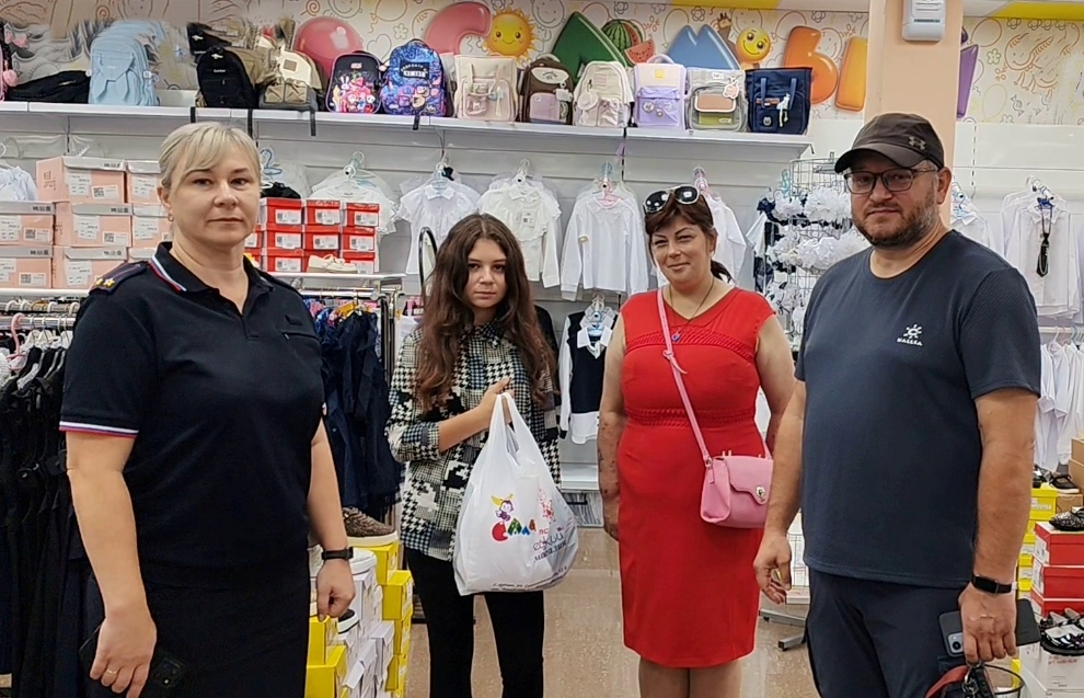 В Артеме Приморского края полицейские и общественники приняли участие во Всероссийской благотворительной акции «Помоги пойти учиться»