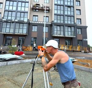 9 августа в нашей стране отмечают День строителя – профессиональный праздник тек, кто возводит города и сёла, создаёт уютные дома и надёжную инфраструктуру