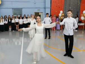 В Артёмовском колледже сервиса и дизайна прошла торжественная линейка, посвященная новому учебному году