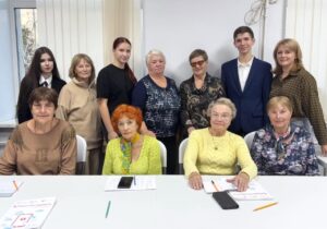Активисты Молодёжного парламента помогают людям старшего поколения освоить современные смартфоны